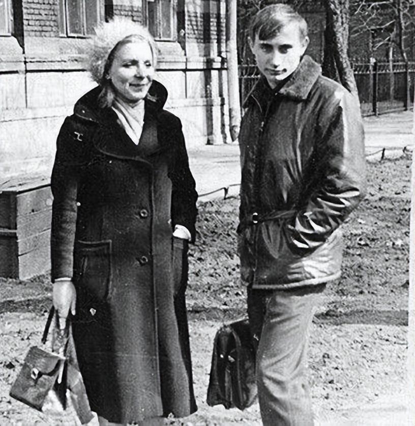 俄体操女星卡巴耶娃,普京和体操名将卡巴耶娃照片