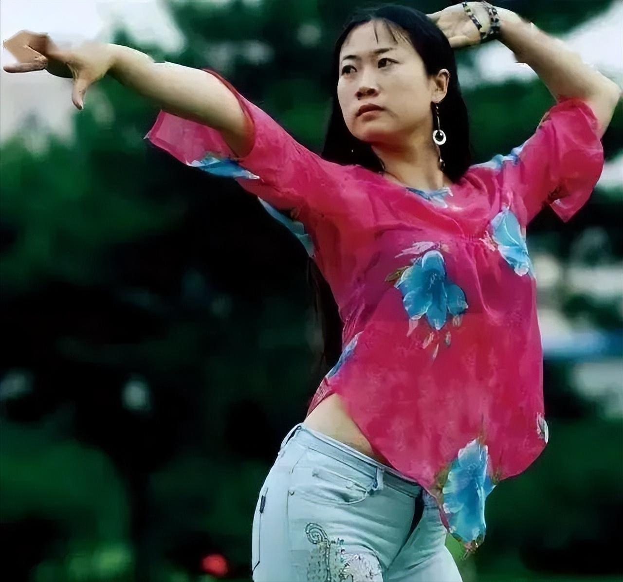 21年前芙蓉姐姐举止夸张被指低俗,曾扬言嫁给王宝强,如今怎样了