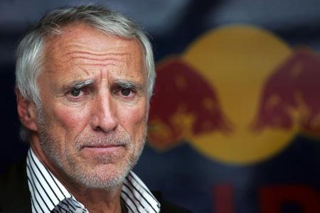 他靠卖红牛坐拥千亿庄园，曾靠*血卖**度日，年过花甲仍孤家寡人