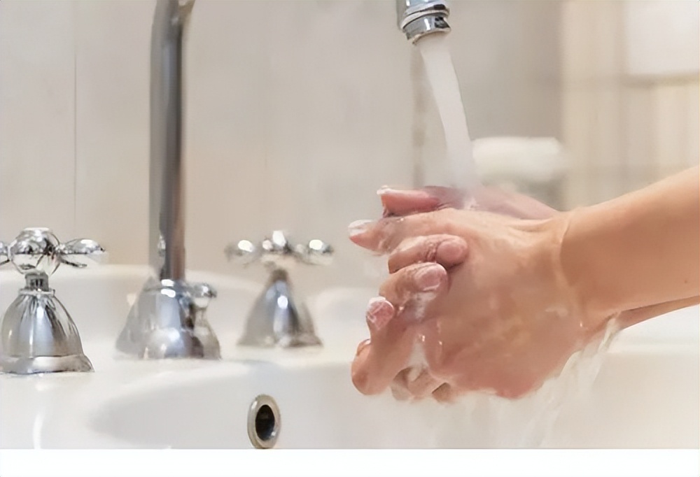 脖子和腋下总长“小肉粒”？可以用手揪吗？医生：与7种疾病有关