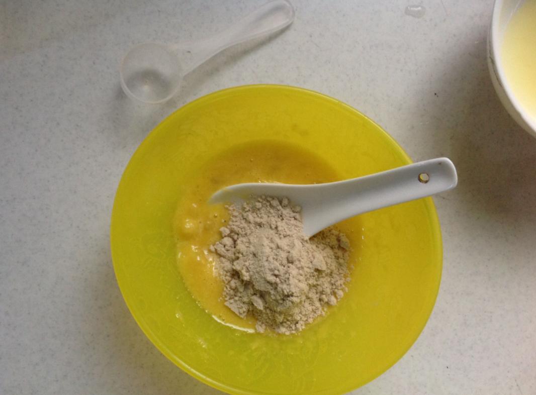 宝宝吃蛋黄长疹子还可以继续吃吗,六个月宝宝吃蛋黄过敏长红疹