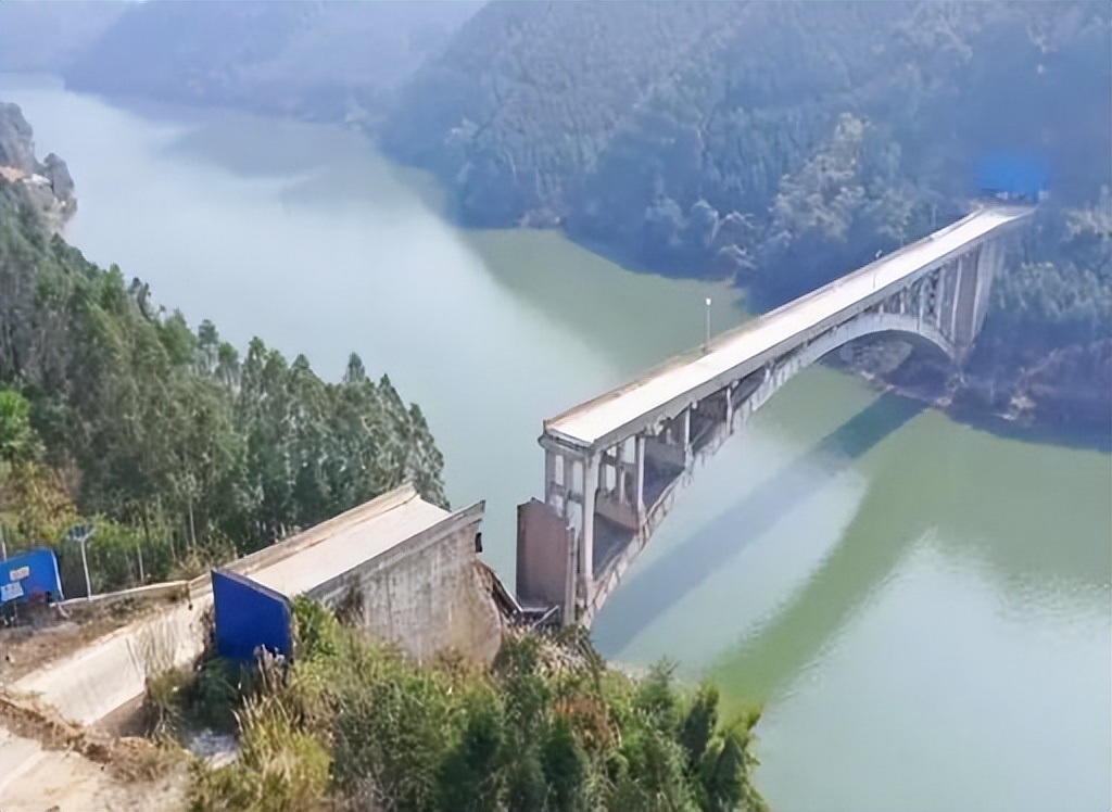 广西今年坍塌的大桥在什么地方,广西大桥坍塌最新消息