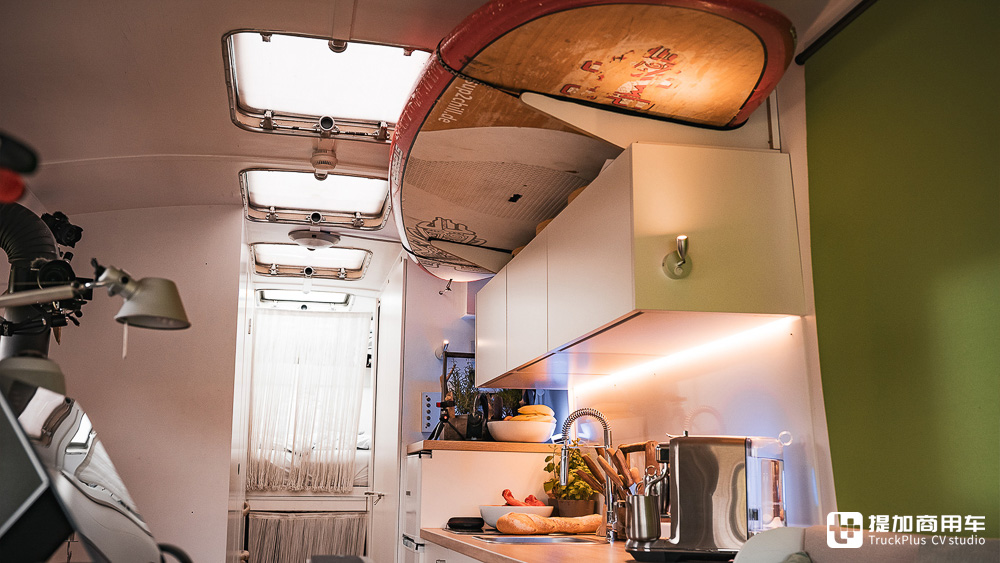 大巴变身移动办公室，德国IT男改装的赛特拉S 410 ESK巴士真惊艳