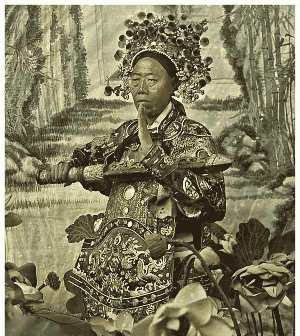 1900年，北京富户人家，服饰臃肿华美，精神状态很佳