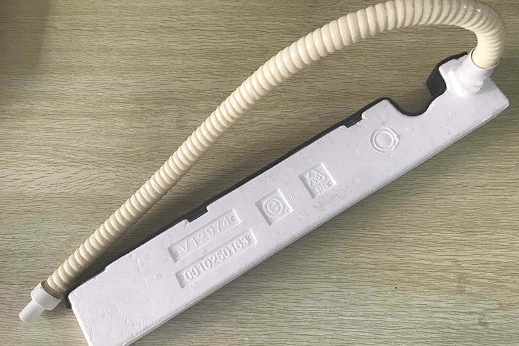 空调漏水维修师傅,空调漏水找师傅来修两百块钱