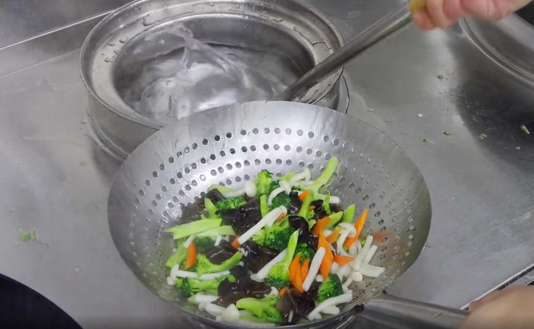 老人二次阳了可以吃鱼吗,阳了能吃鱼和鸡蛋吗