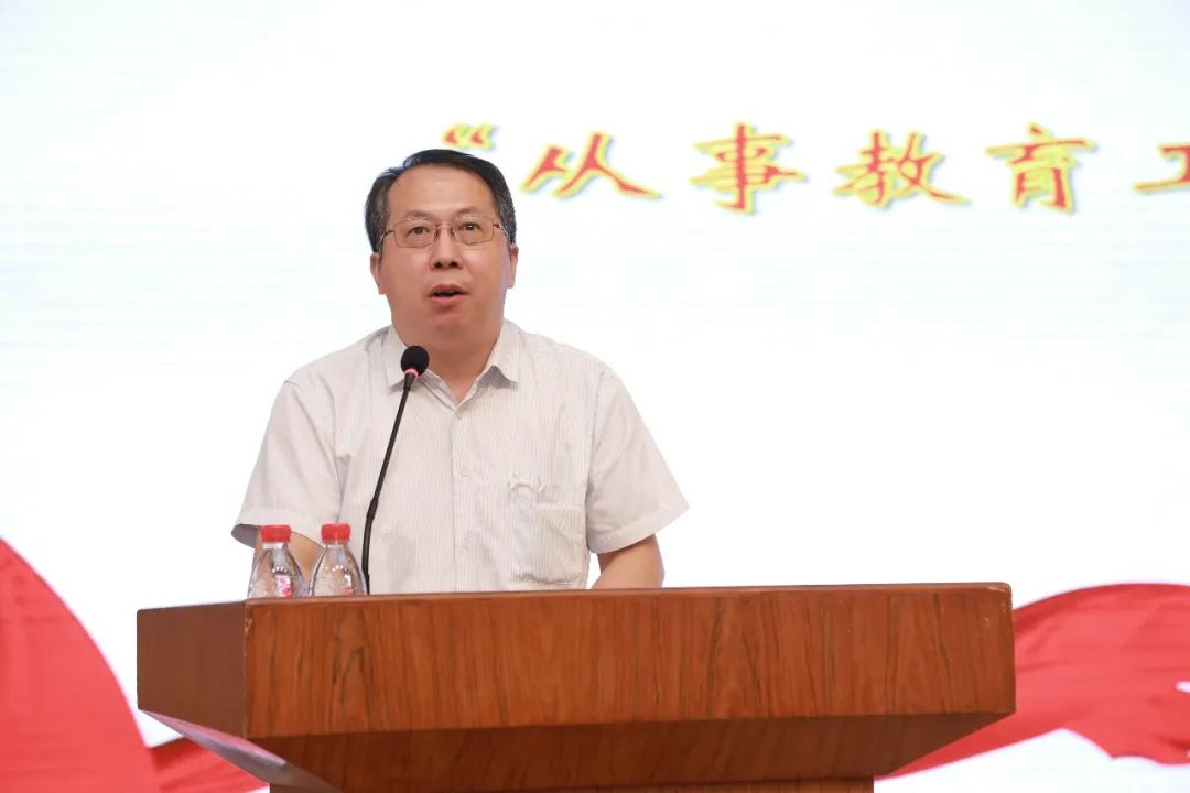 传道先明道，培根先铸魂，做“经师”与“人师”的统一者——复旦大学教师节表彰大会隆重举行