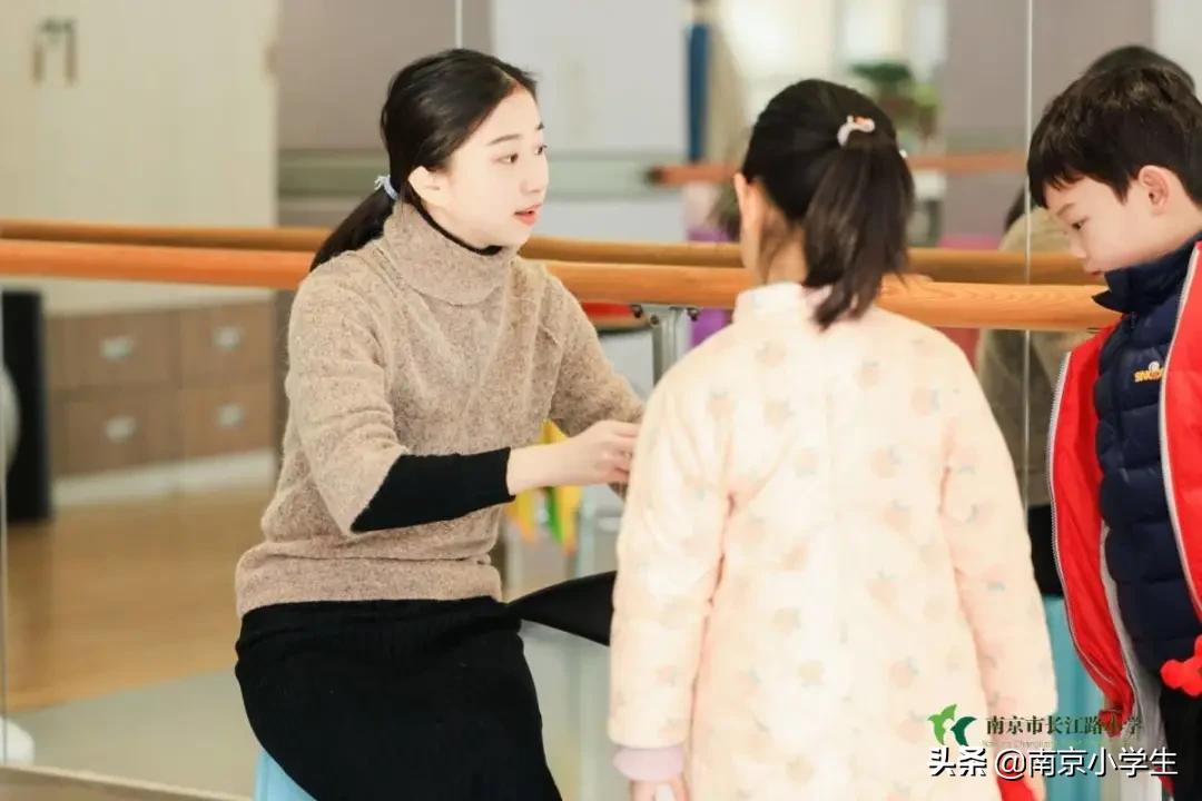 南京市长江路小学一年级开展“畅畅笑笑”乐评园活动