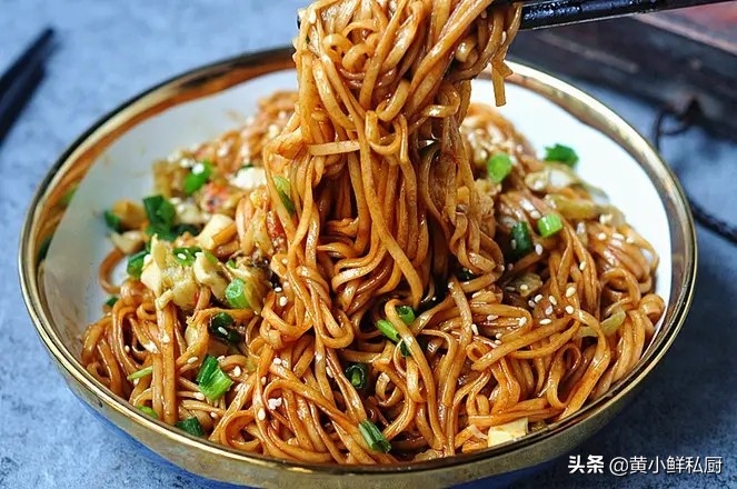 面条最简单的做法也很好吃,面条这么做让你解馋又过瘾