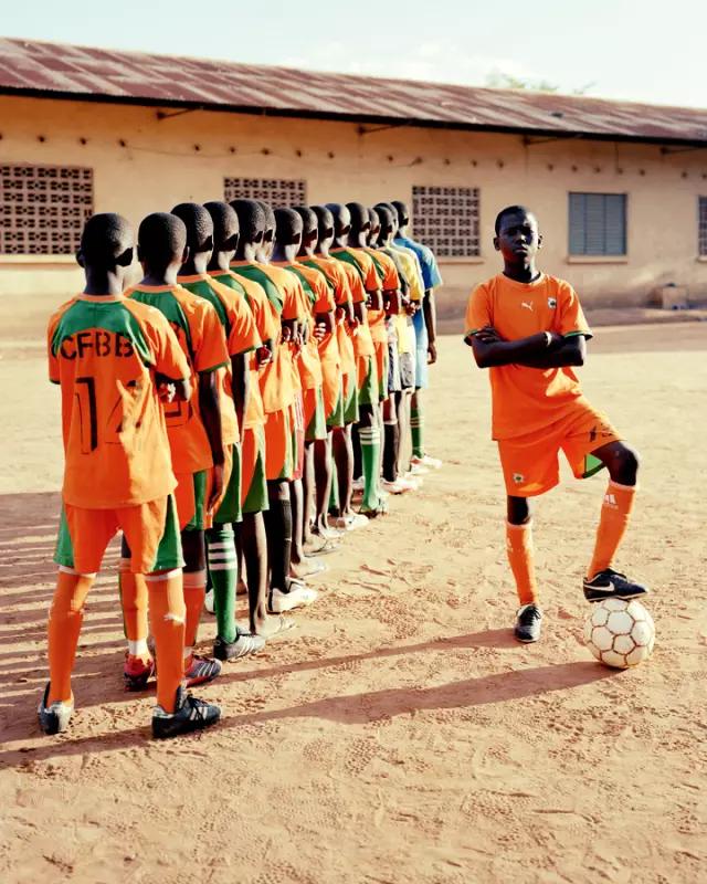 非洲足球少年：让梦想如绿草般顽强生长