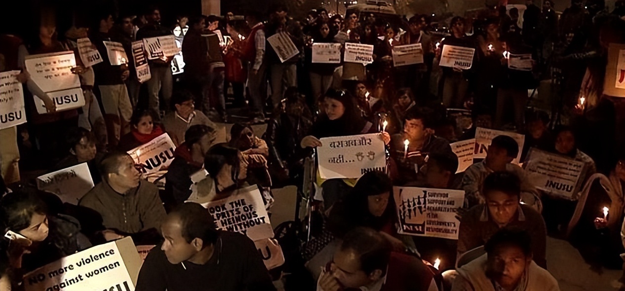 强奸之都新德里名副其实，2012年印度黑公交轮奸案，引爆全球