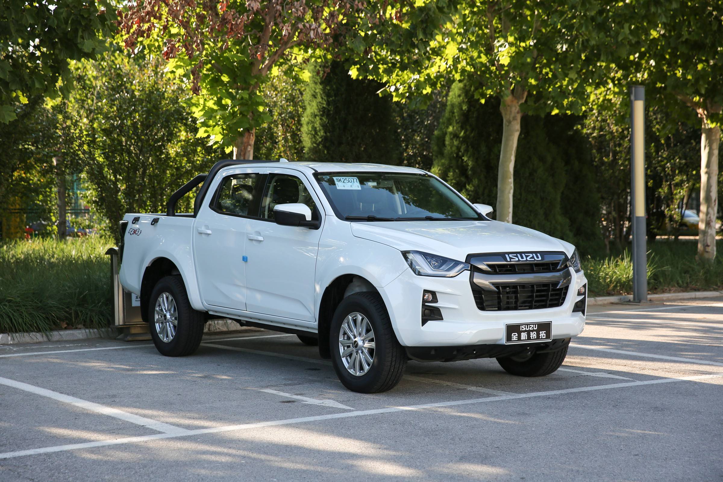 五十铃皮卡铃拓和d-max外观区别,五十铃皮卡铃拓2.5t四驱手动测试