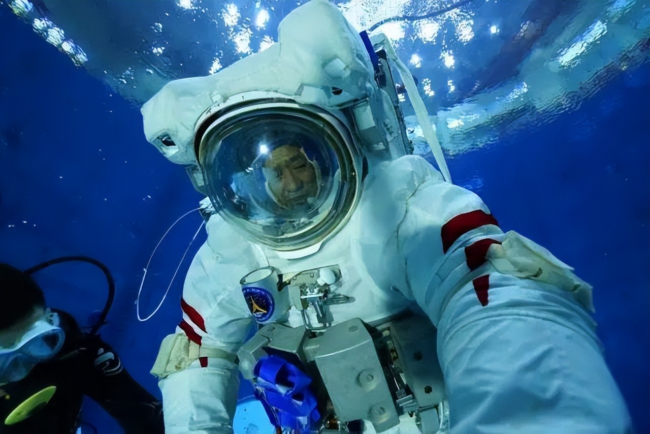 女宇航员在太空中突然失重,女宇航员出太空对身体有什么影响