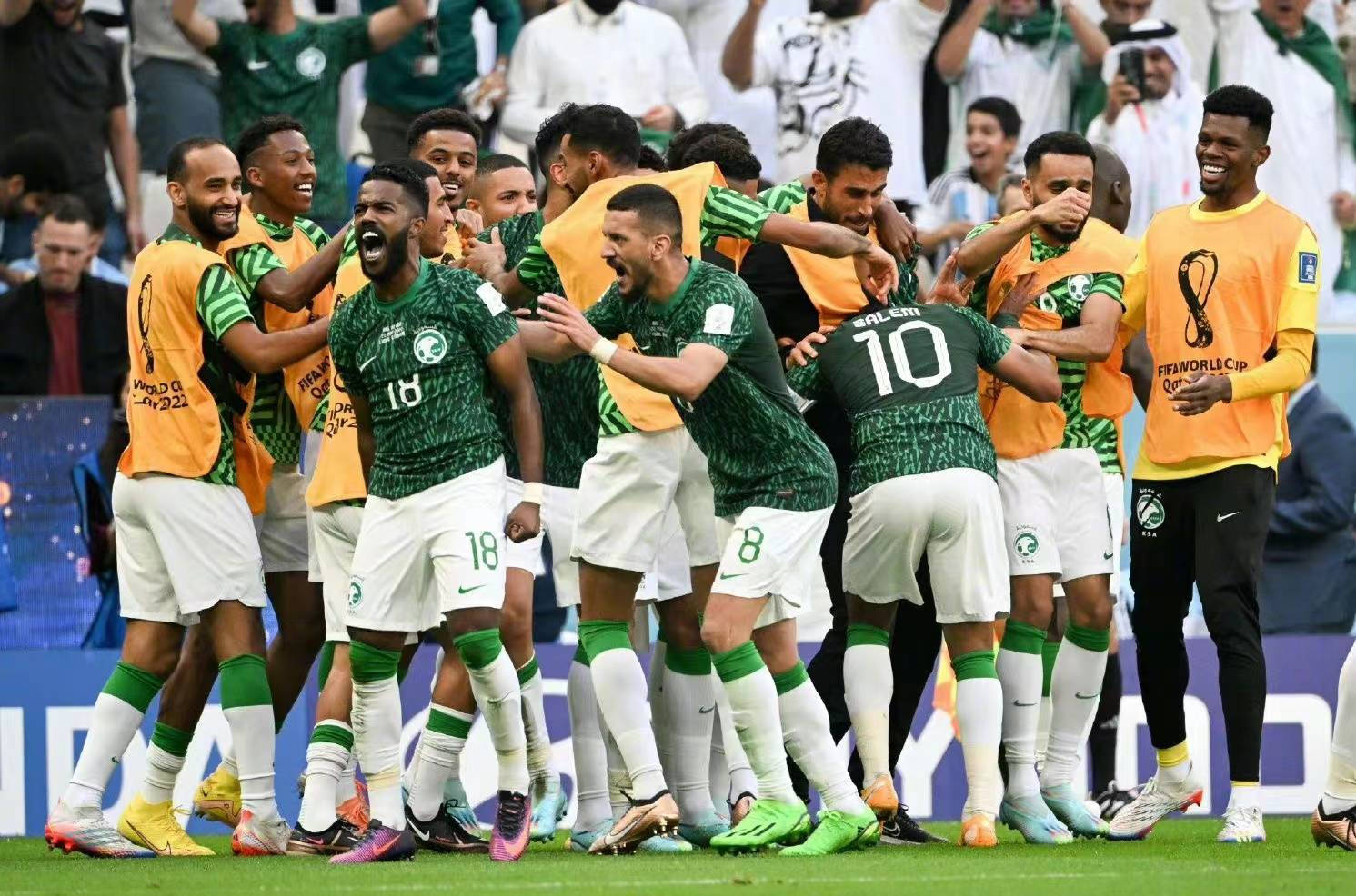 冷门沙特2:1逆转阿根廷,日本2-1击败德国对沙特阿根廷