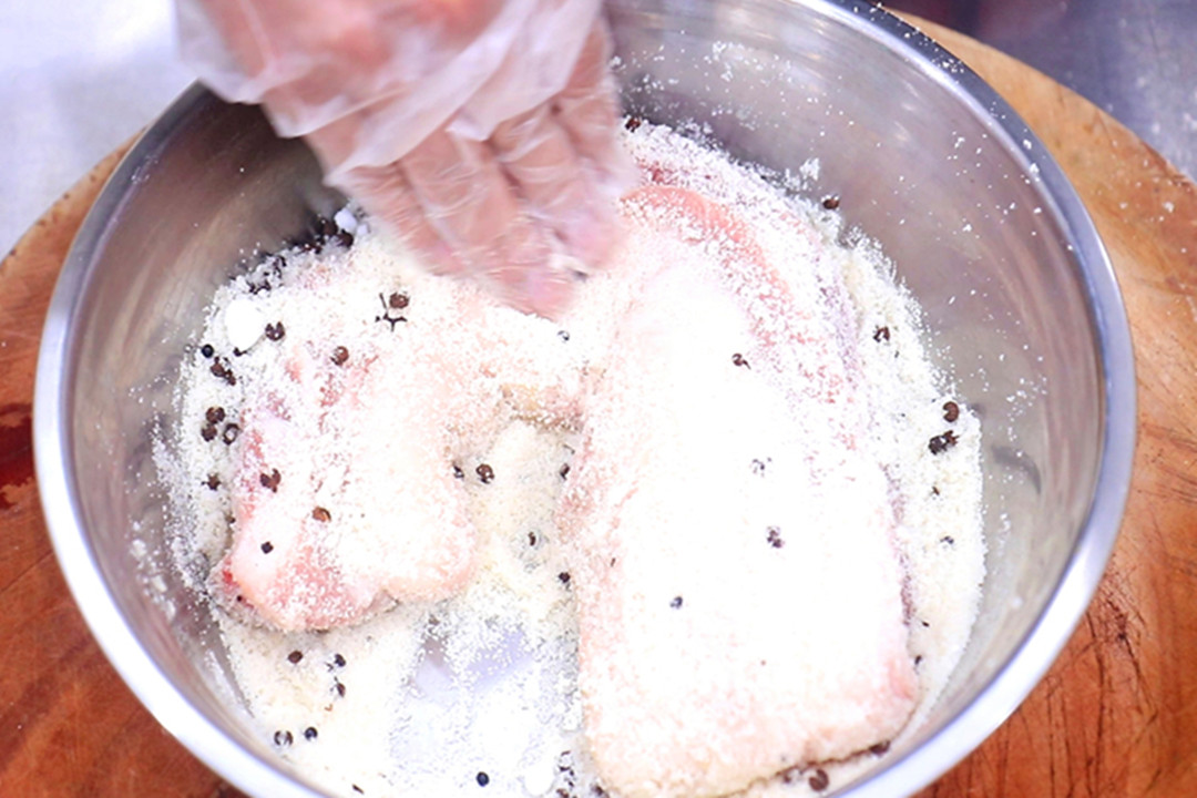 腌腊肉没有太阳都起了白色的霉,腌腊肉21天长霉是不是坏了