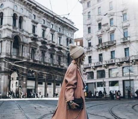 紫粉色大衣配什么颜色打底显高级,粉色毛呢大衣配什么颜色裤子好看