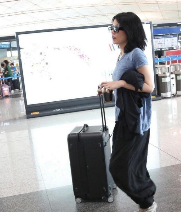 王菲平时生活饮食和风格,王菲当年的穿搭真是越品越时髦