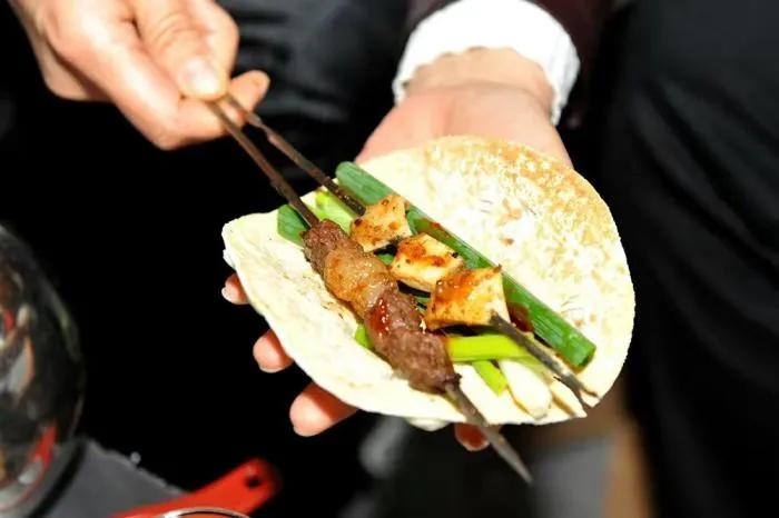 淄博烧烤火爆背后的产业逻辑,淄博烧烤便宜的背后有什么猫腻