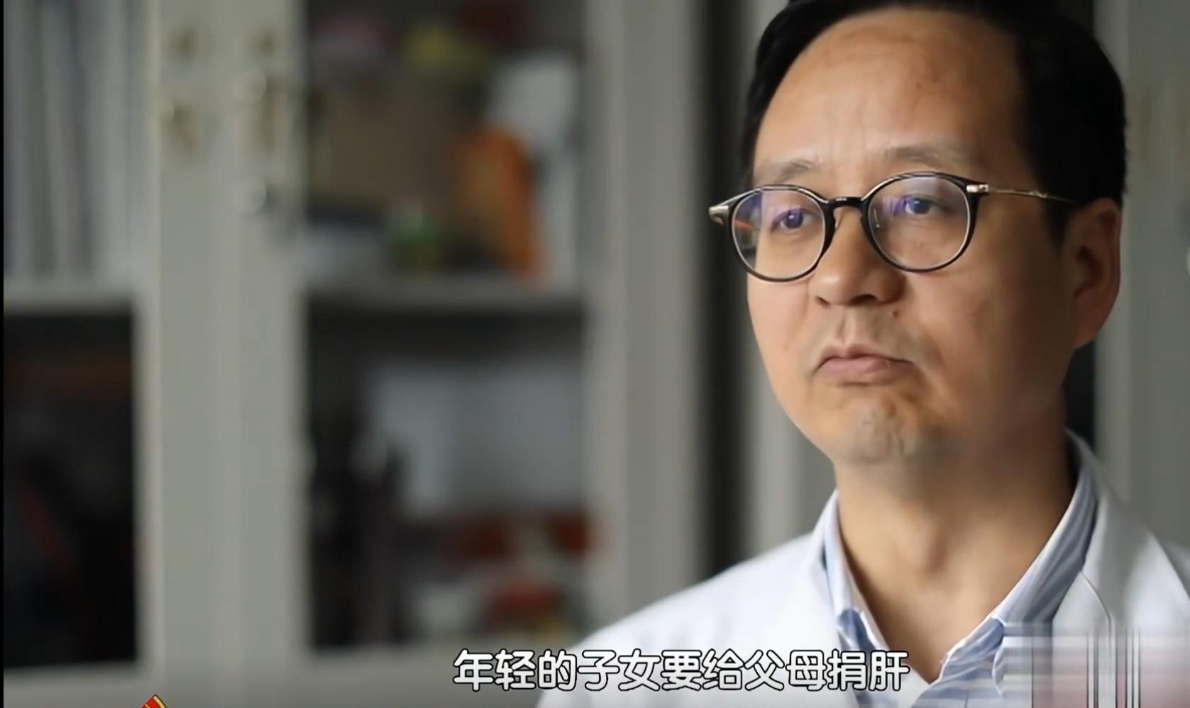 2018年,内蒙古一父亲身患绝症生命垂危,独生子力排众议割肝救父