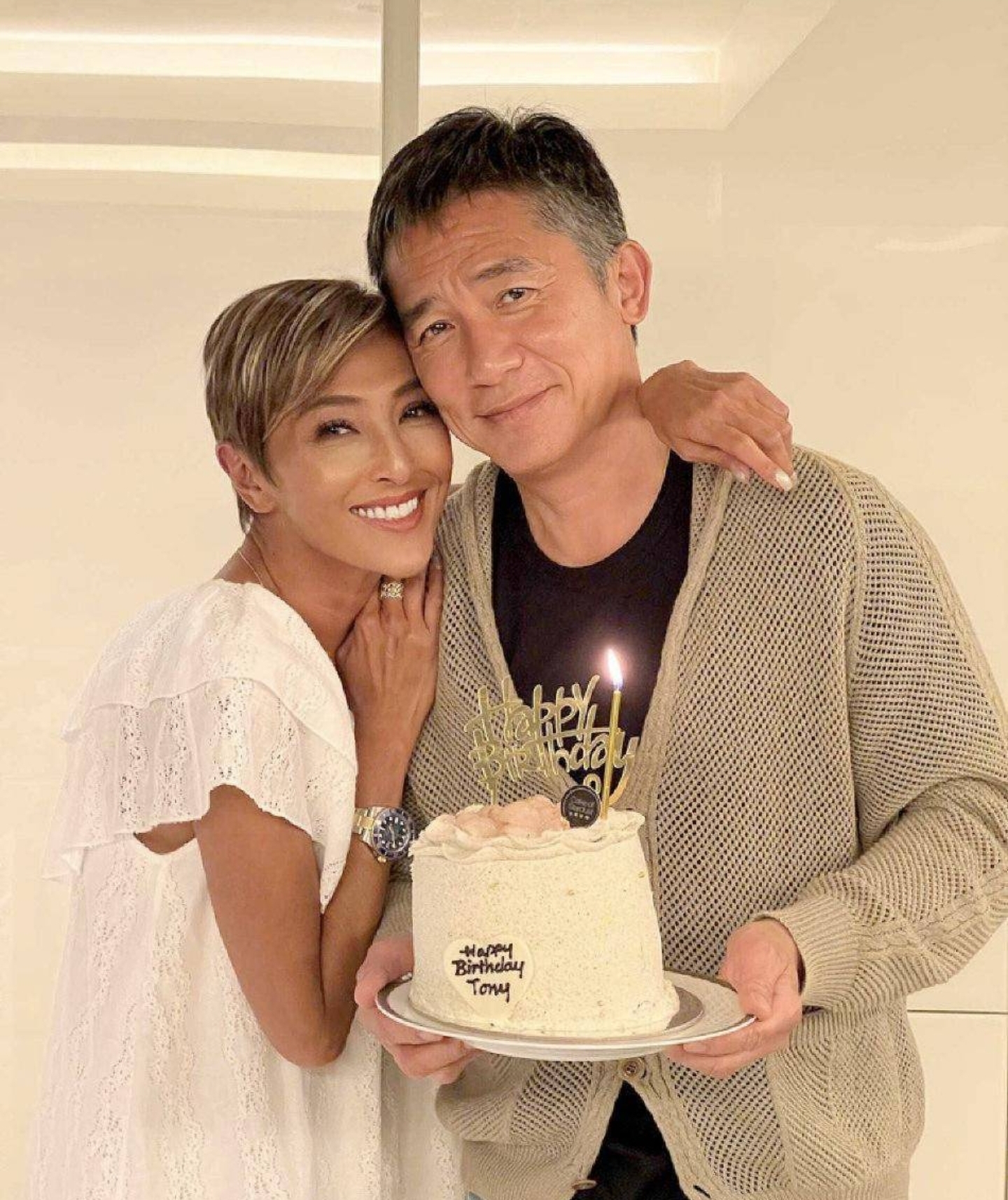 刘嘉玲帮梁朝伟庆生,刘嘉玲梁朝伟生日接吻