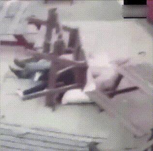 被石头划伤头有点晕,被石头磕到头流血