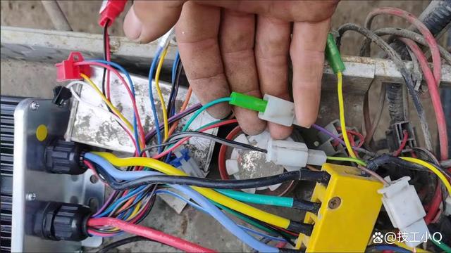 电动自行车充电器功率如何控制,电动自行车充电器指示灯说明