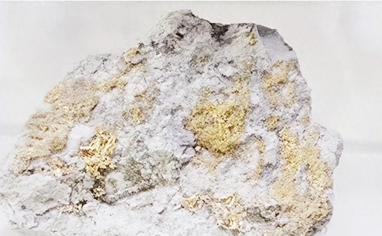 10年*疆新**惊现一种灰石头，毒性十分强烈，专家：这是一种稀有金属