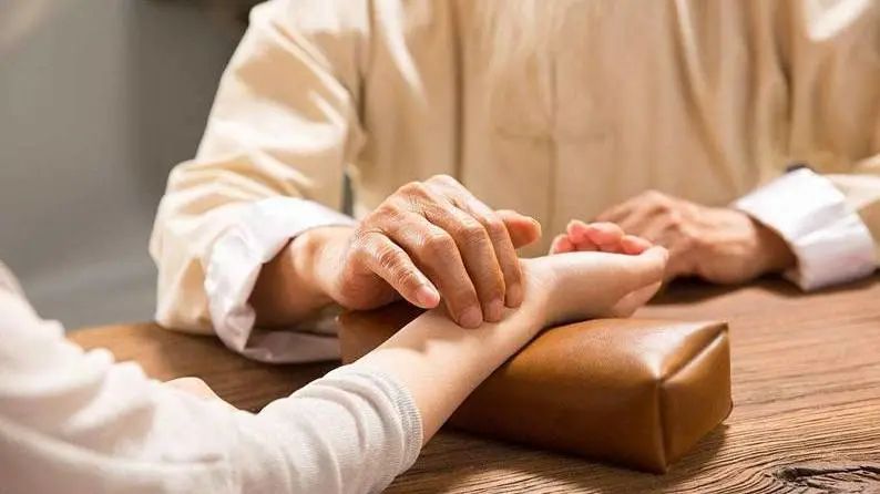 小儿支气管哮喘治疗过程中，配合穴位敷贴护理，收效更佳