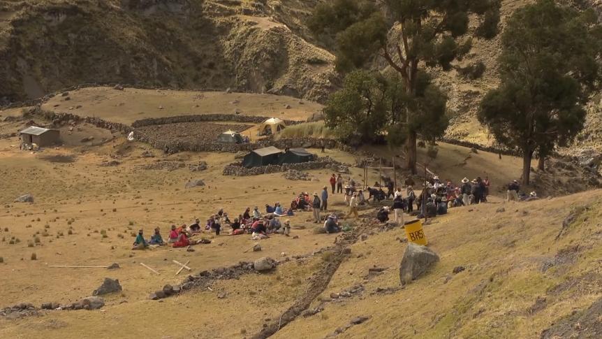 1000人用野草编织30米长的吊索桥，三天完工，每年都要换一次新桥