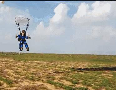 飞机装大型降落伞,飞机坠毁前黑匣子可以弹射吗