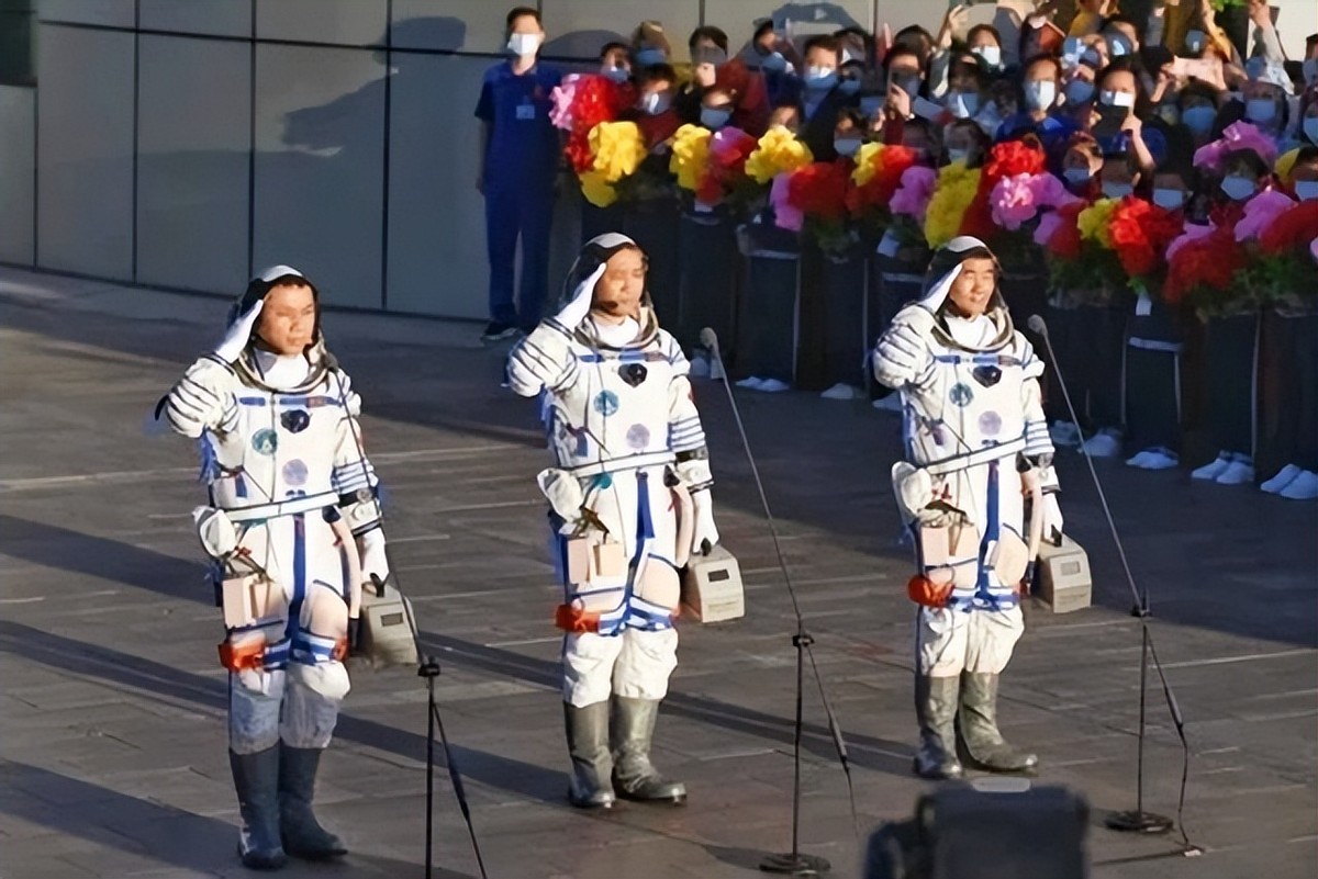 航天员老婆都是什么职业,航天员父母有什么特殊待遇