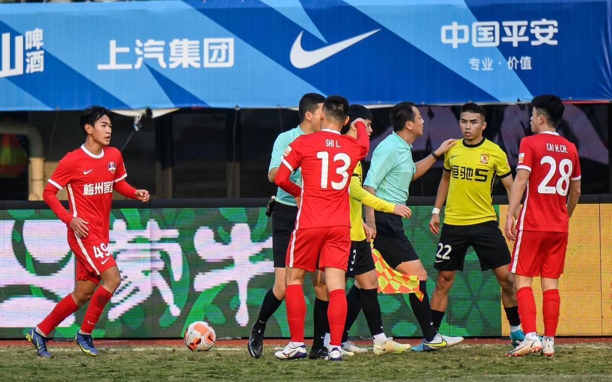 留洋一圈就飘了，骂教练、骂队友，没有他不骂的！被弃用就是活该