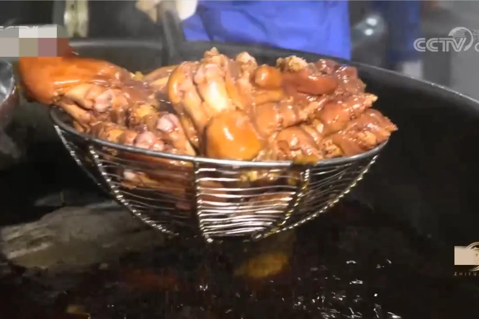 浙江男子把鸡和猪塞进大缸，靠278口大缸，一年销售额3000多万元