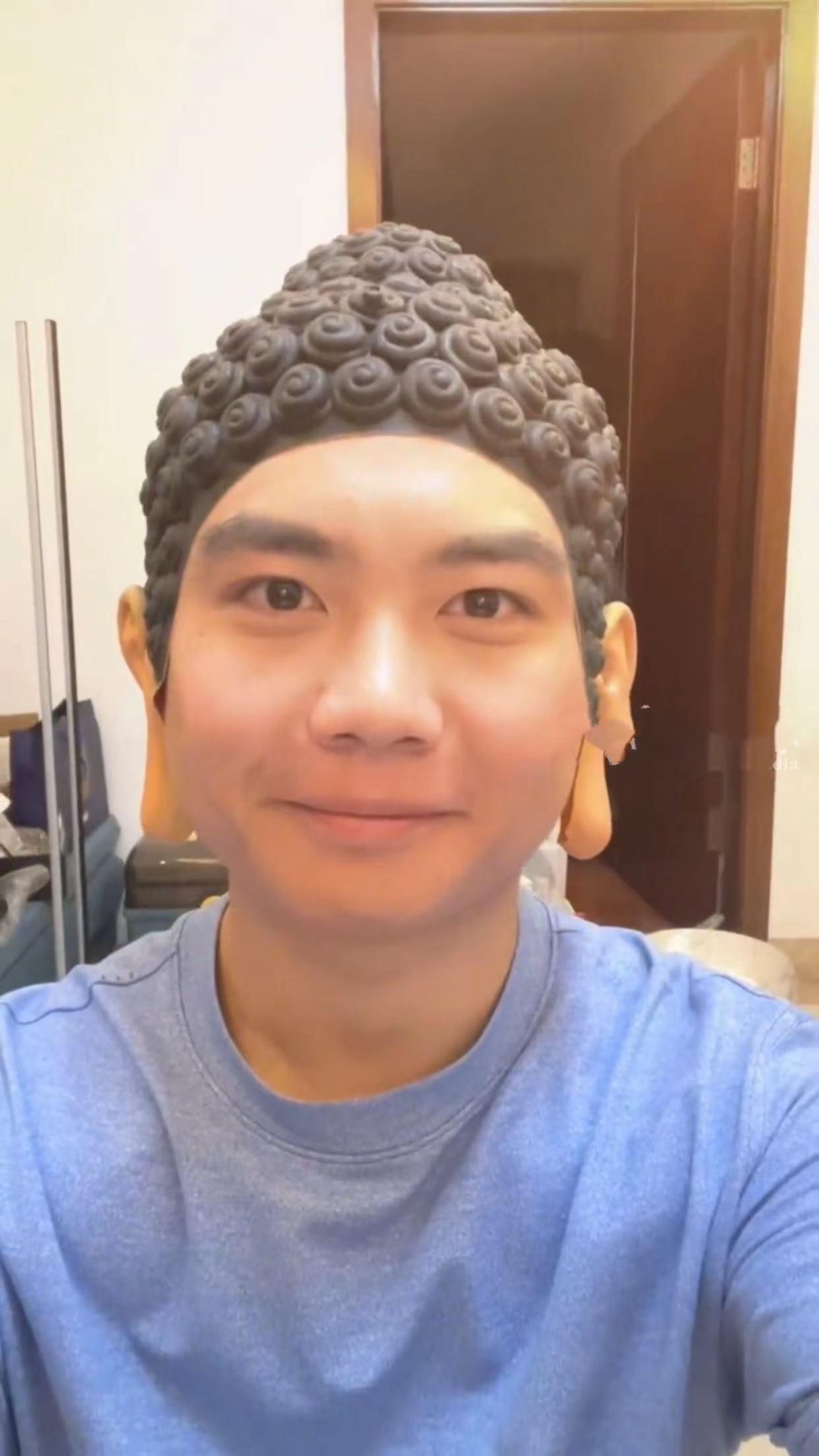 男子买了一个新泳帽,男子展示自己买的泳帽