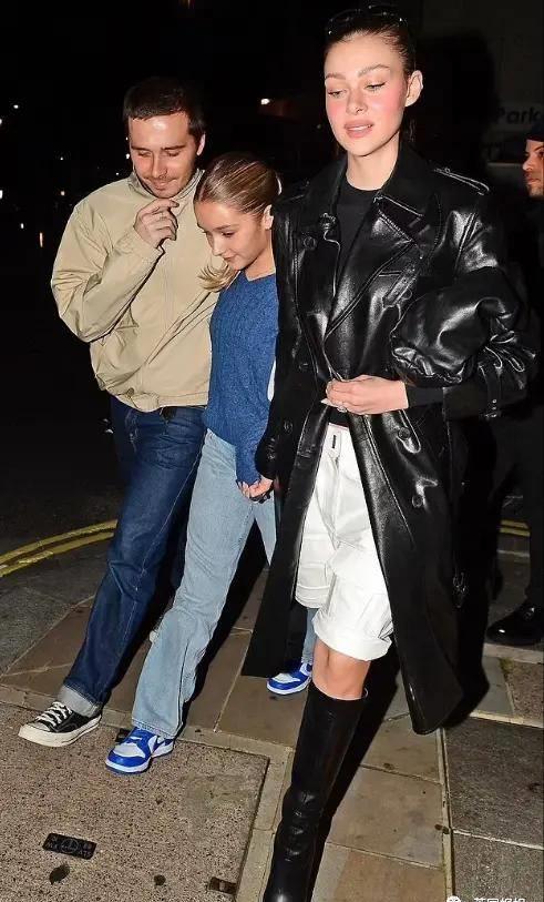 贝嫂狂晒48岁小贝半裸翘臀照，全球网友狂欢：谢嫂子带看男菩萨！