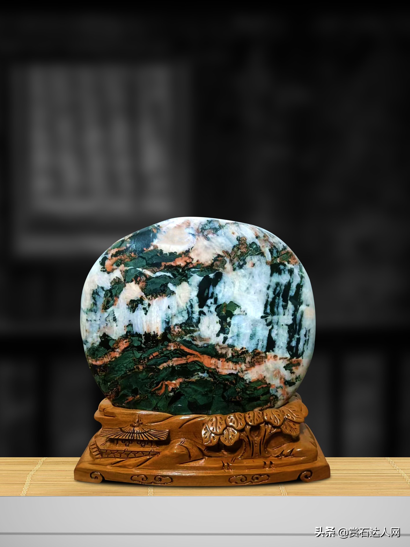 美丽七彩石,海边的七彩石图片