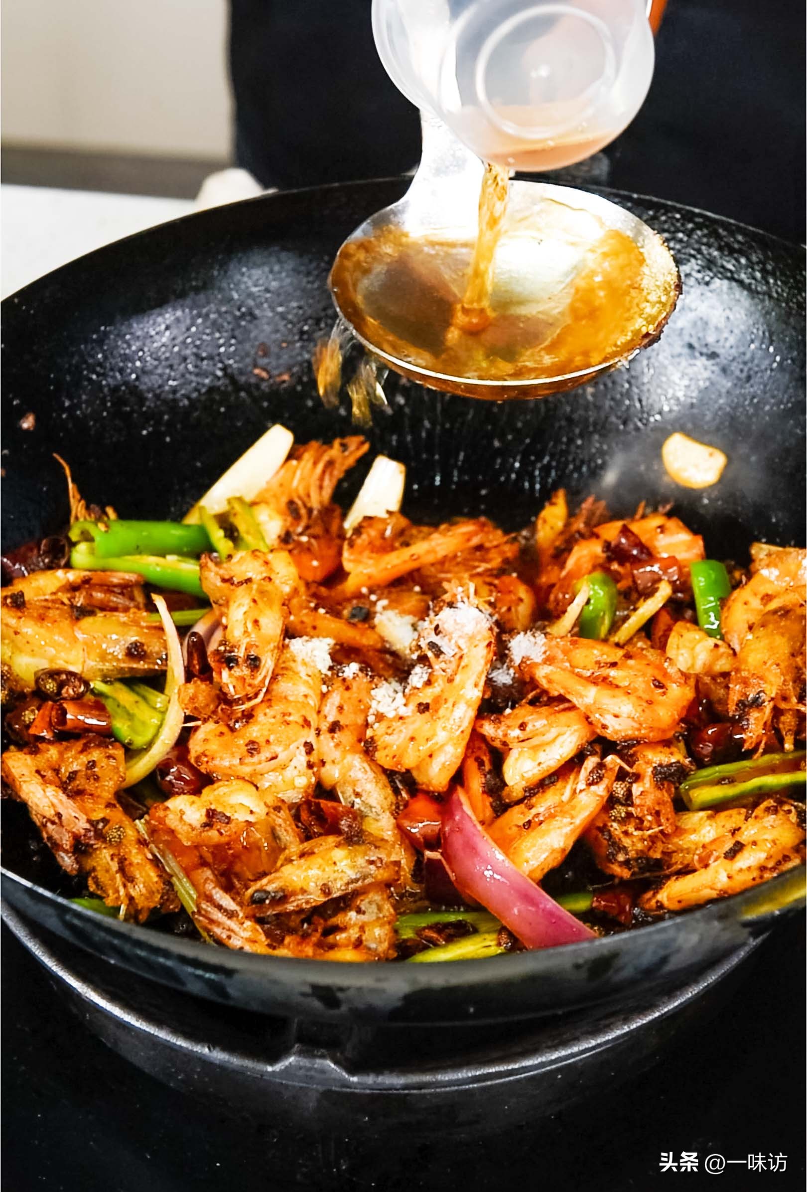 家常干锅虾简单做法非油炸不辣,水煮后的虾怎么做干锅虾