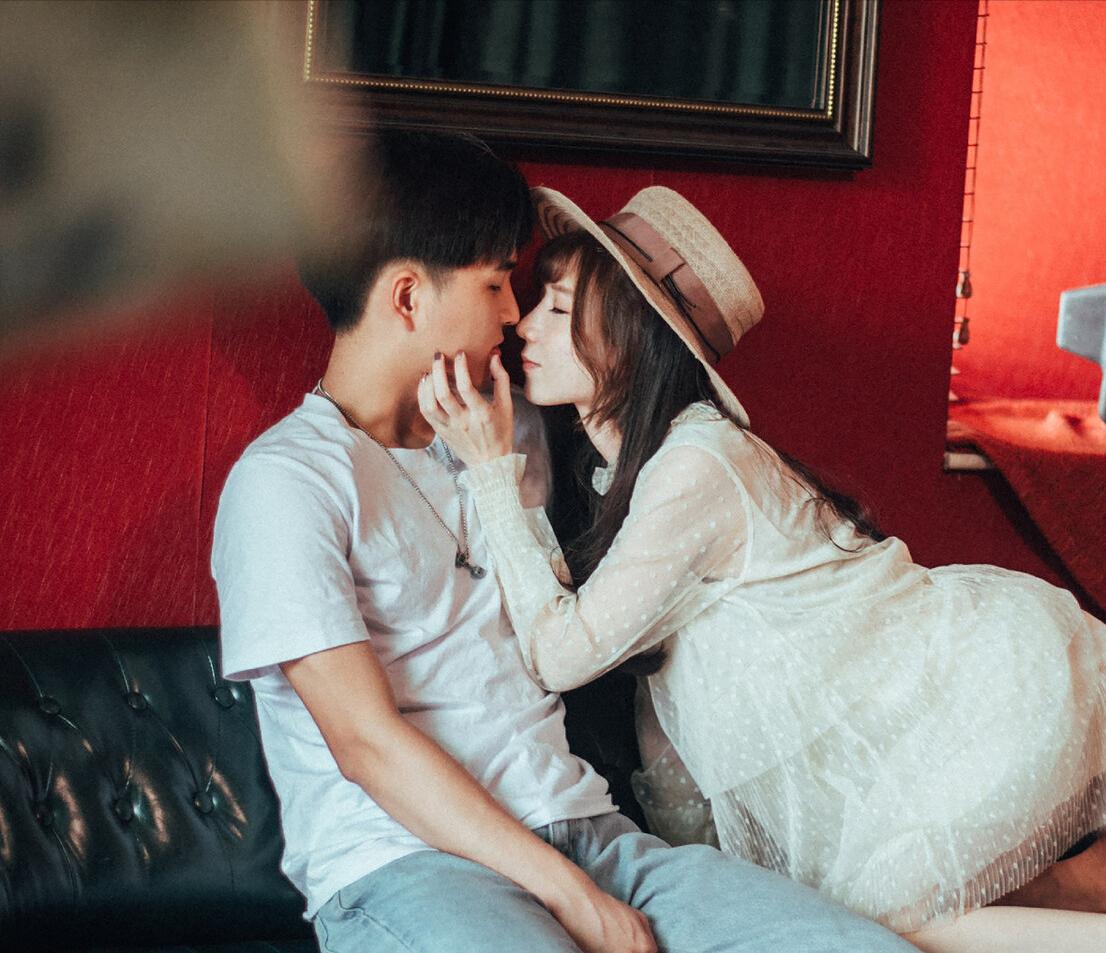 故事：“不蹲下来我怎么吻你”男孩深情守候九年，终于得到了回应