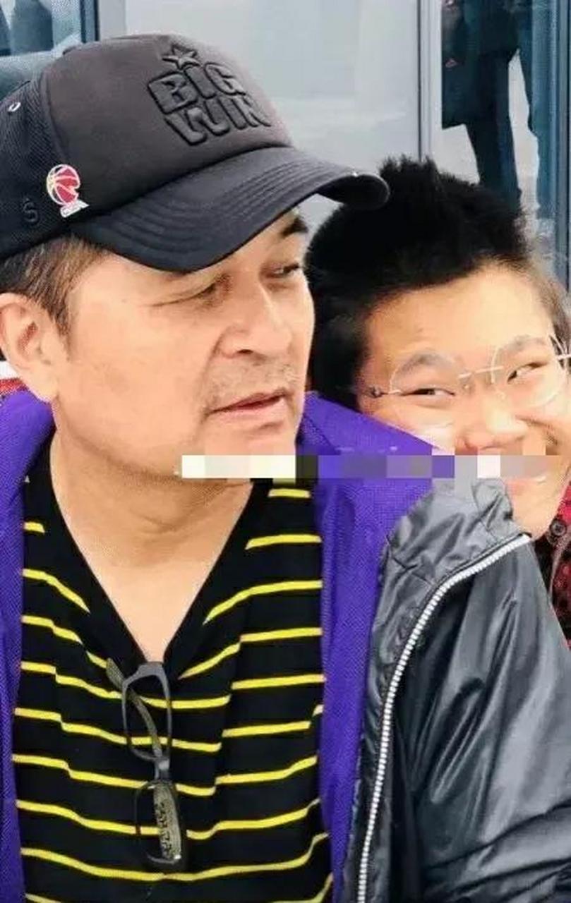 64岁毕福剑定居乡村，田间与年轻人打闹，满脸皱纹老年斑模样大变