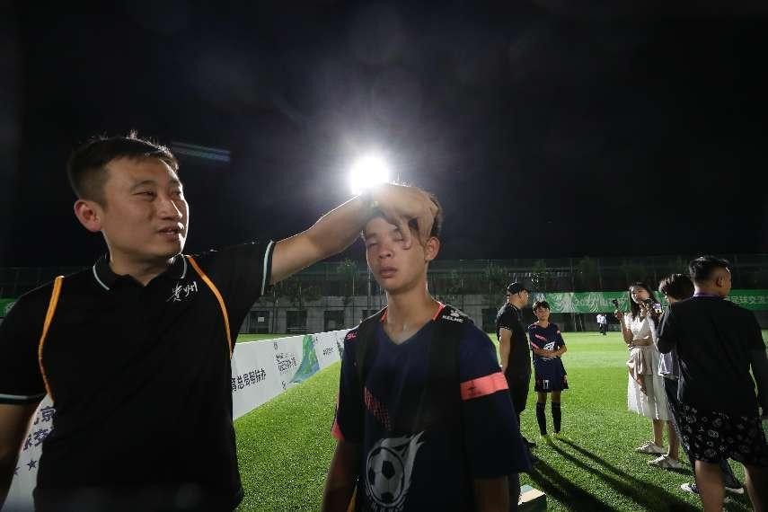 一年没见的支教老师和小队员们相遇惊喜地笑开心地哭