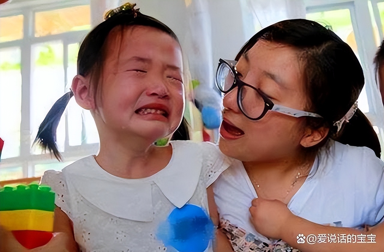 萌娃抓妈妈脸被“反击”,三岁萌娃被教训了