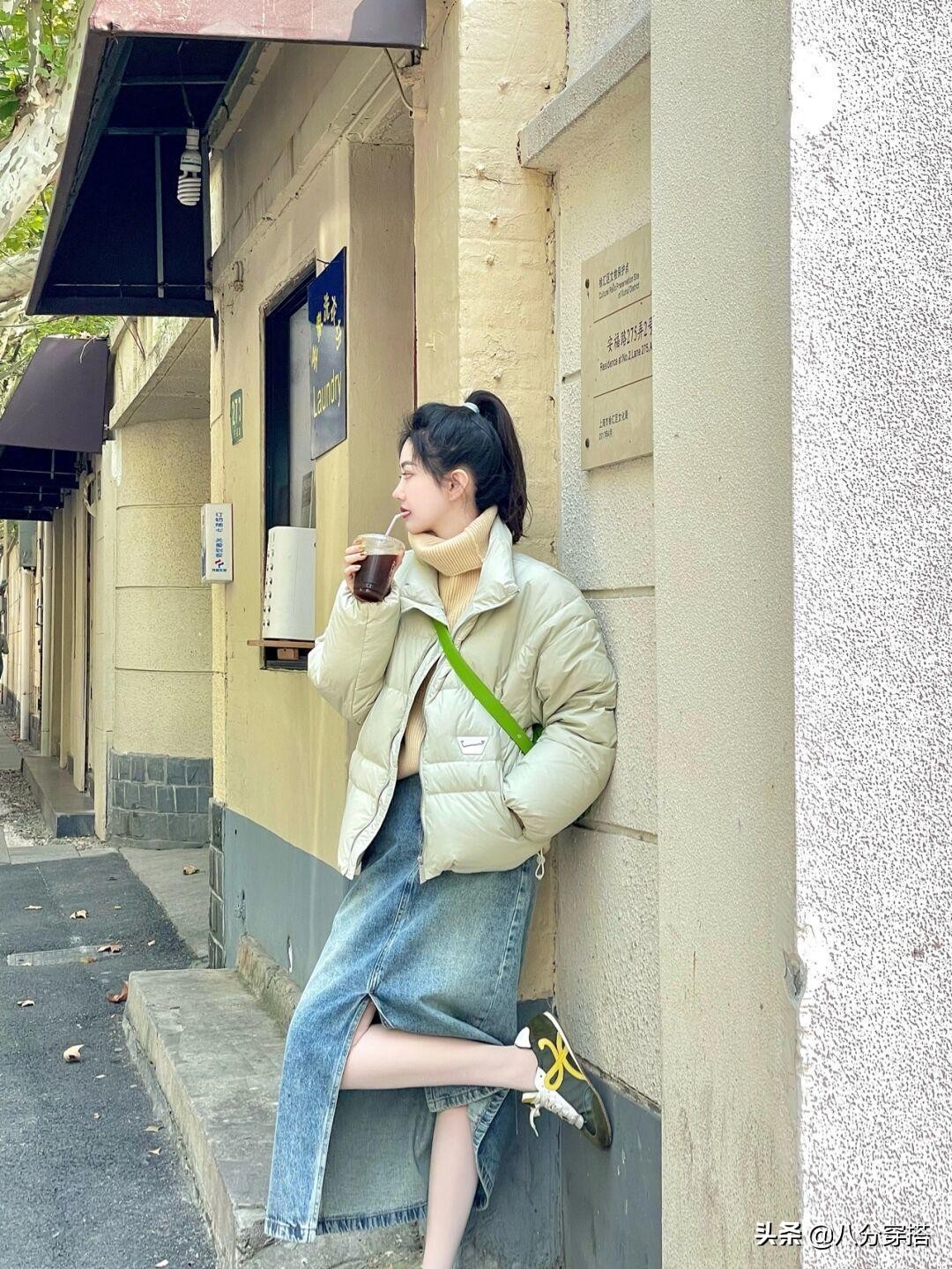 小个子短款羽绒服配什么裤子好看,小个子白色短款羽绒服