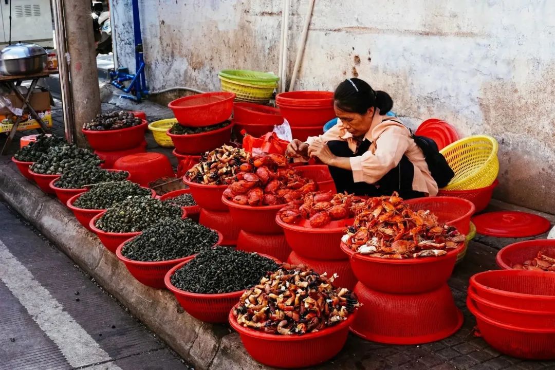 早餐烤乳猪，海鲜论盆卖？这座海岛小城舒坦得有点离谱了
