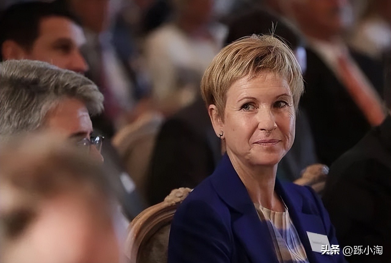 中国女首富杨惠妍首次亮相,女首富杨惠妍有几个孩子