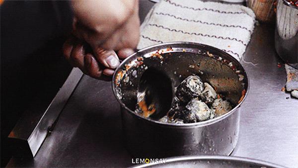 “股东们，那个男人又摆摊了！”