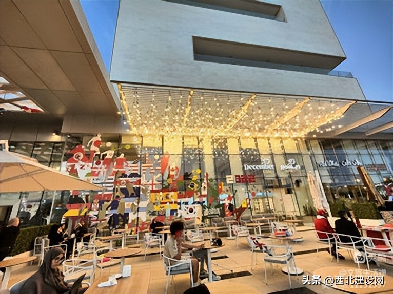 球迷王子与中国象棋冠军褚宸女士在卡塔尔世界杯