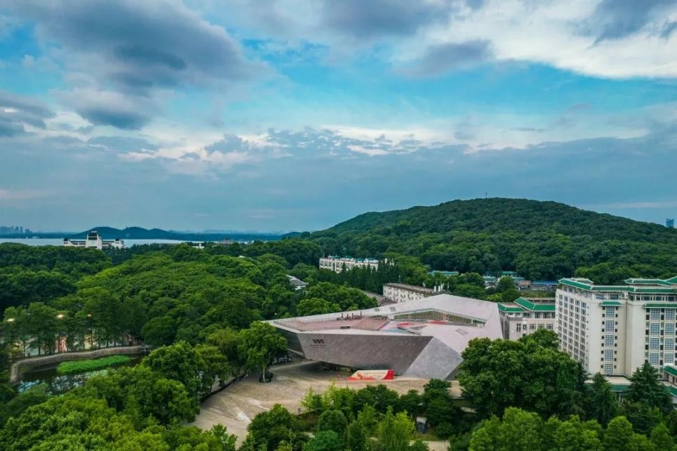 江湖风云起，群英临天下！看百卅武大，横刀立马，仗剑天涯！