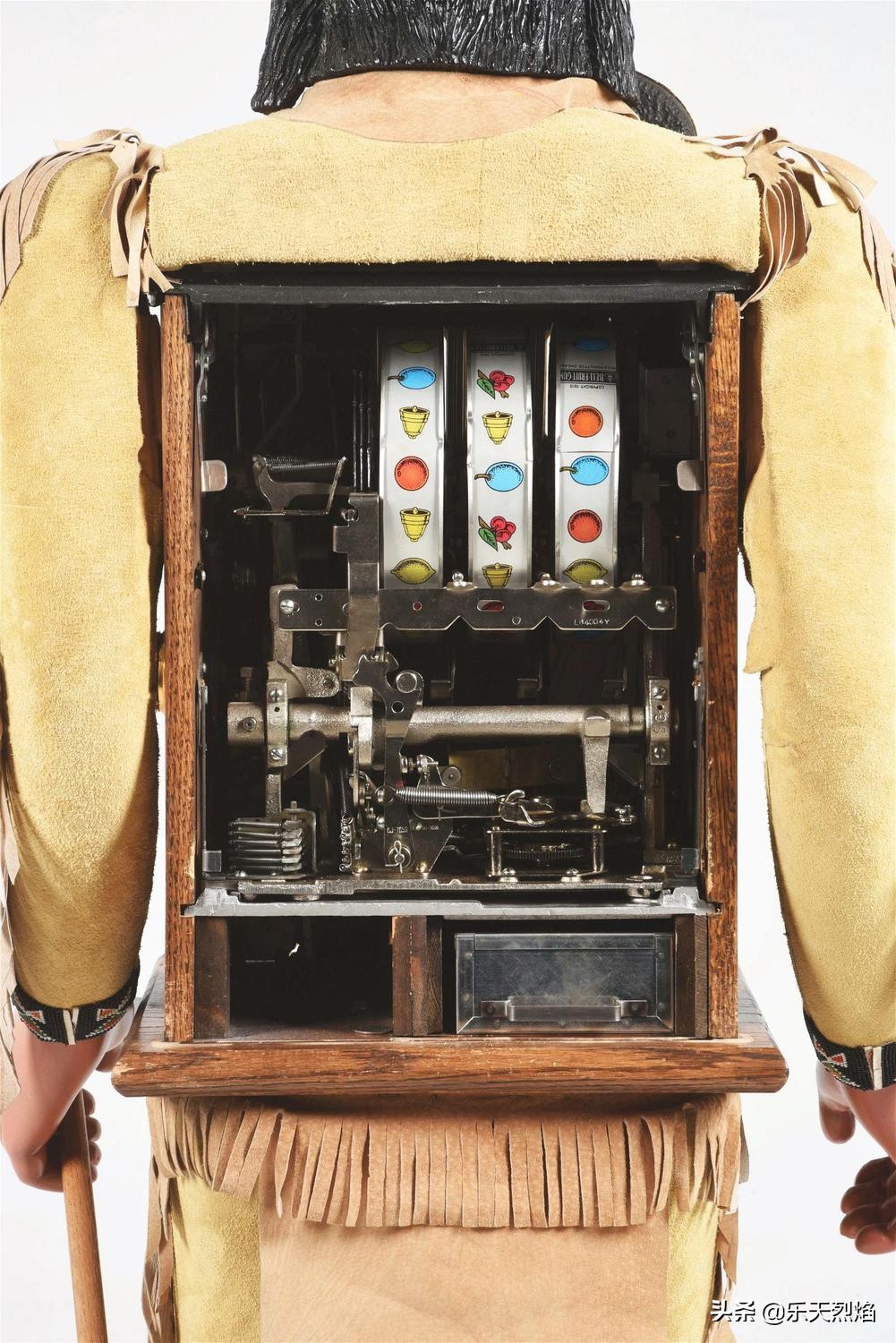 1895年——查理·费发明第一台商业老*机虎**