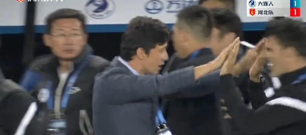 好饭不怕晚，大连人2：1河北，谢辉光芒四射照耀闫相闯