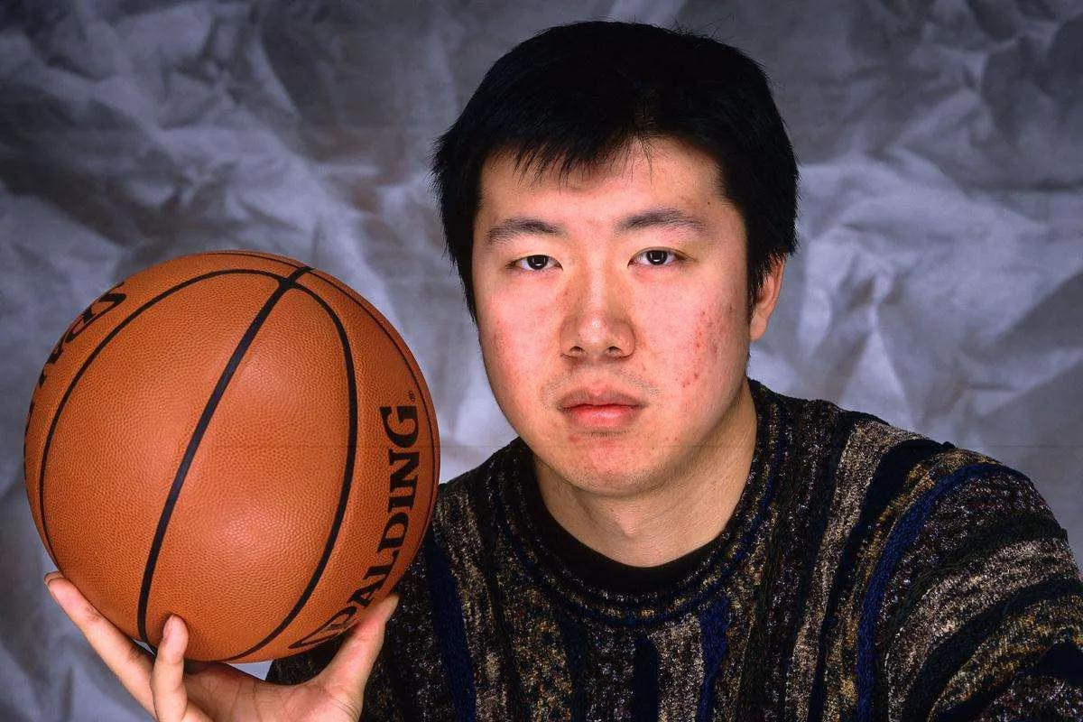 王治郅穿军装与现任妻子照片,追风少年王治郅